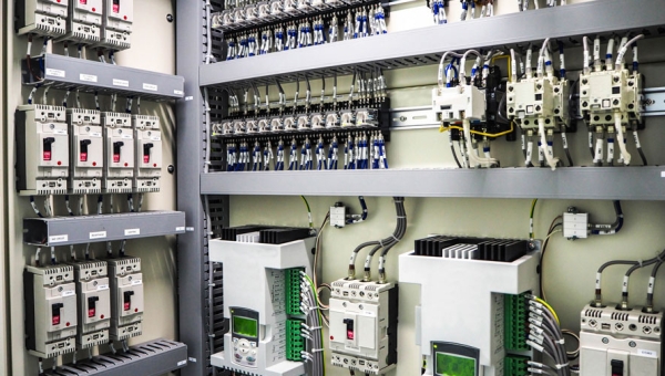 بررسی انواع مختلف تابلو برق صنعتی
